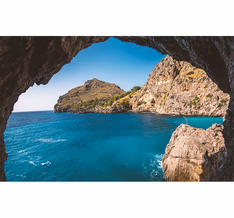Grotta med utsikt över en ö under havets fototapeta - Tenstickers