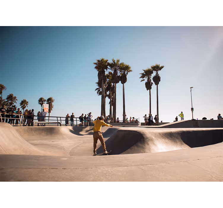 Skateboardåkning vid havet Fototapeter Städer och länder - Tenstickers