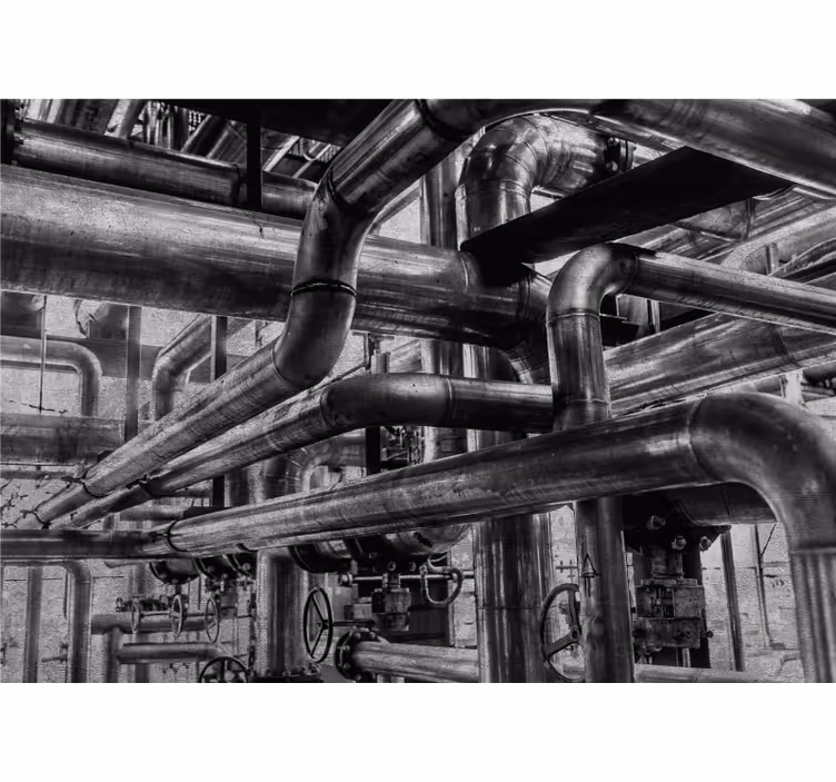 Industriell betongvägg med rör fototapeta - Tenstickers