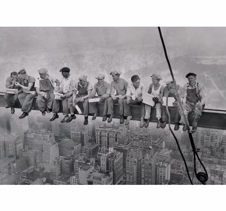 Män på toppen av skyskrapan vintage fototapeta - Tenstickers