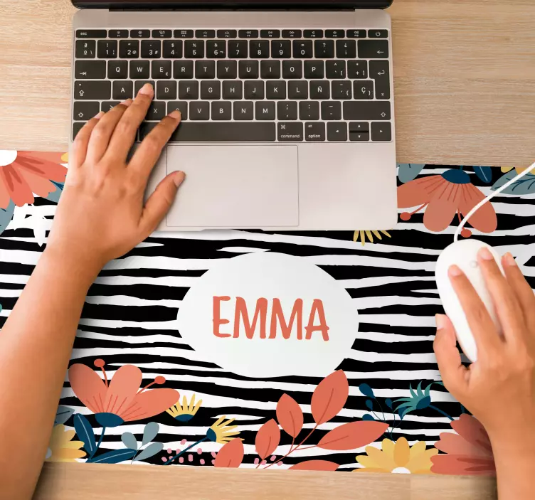 Musmatta med namn blommig personlig stil - Tenstickers