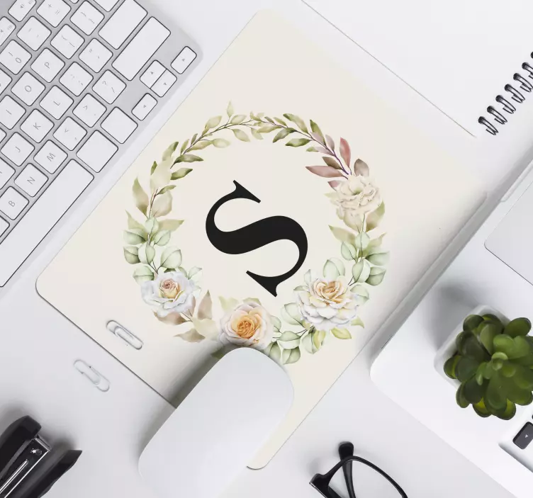 Musmatta med namn blomsterinitialdesign - Tenstickers