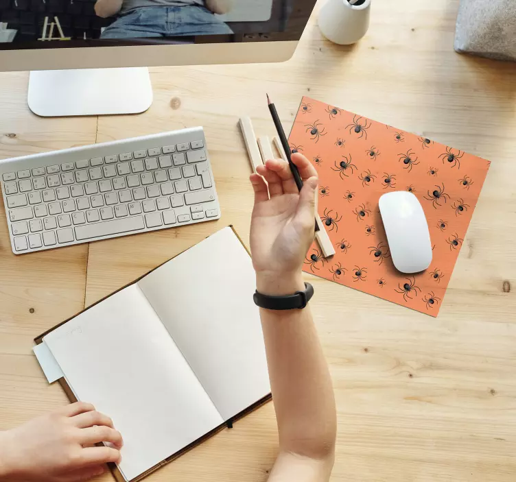 Skrämmande svart spindel på dina musmattor - Tenstickers