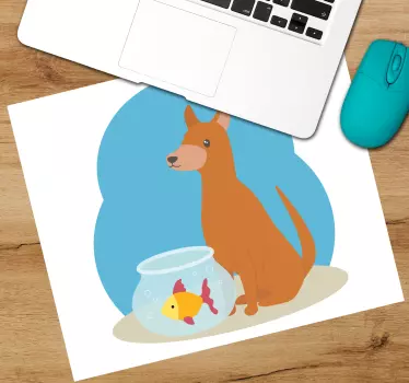 Original musmatta lekfull hund som ser på fisk - Tenstickers