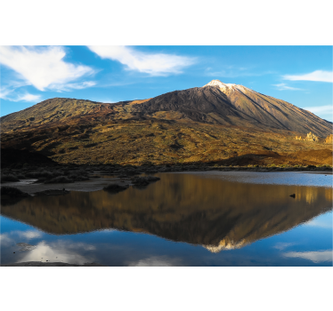 Rullgardin vardagsrum teide speglad i vatten - Tenstickers