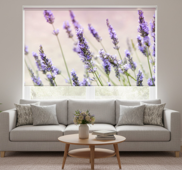 Rullgardin vardagsrum en bukett lila blommor - Tenstickers
