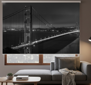 Rullgardin vardagsrum golden gate på natten svartvit - Tenstickers
