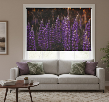 Rullgardin vardagsrum skog återupplivad av violetta blommor - Tenstickers
