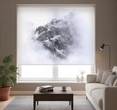 Rullgardin vardagsrum snöig bergslandskap med moln - Tenstickers