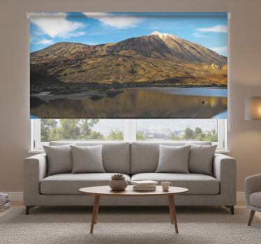Rullgardin vardagsrum teide speglad i vatten - Tenstickers