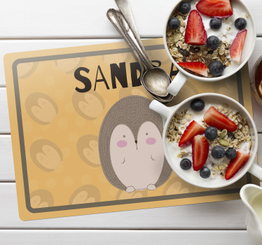 Piggsvin ritad med namnet hedgehog vinyl bordstabletter - Tenstickers