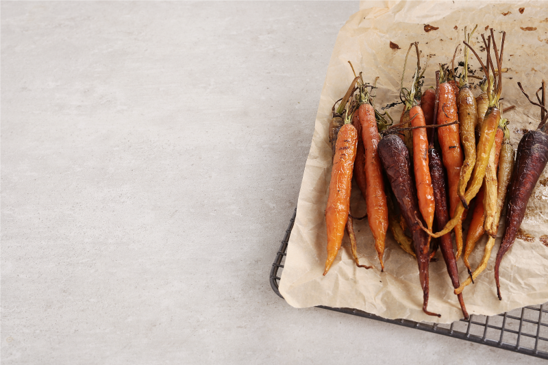 Bordstabletter restauranger rostade färgglada morötter - Tenstickers