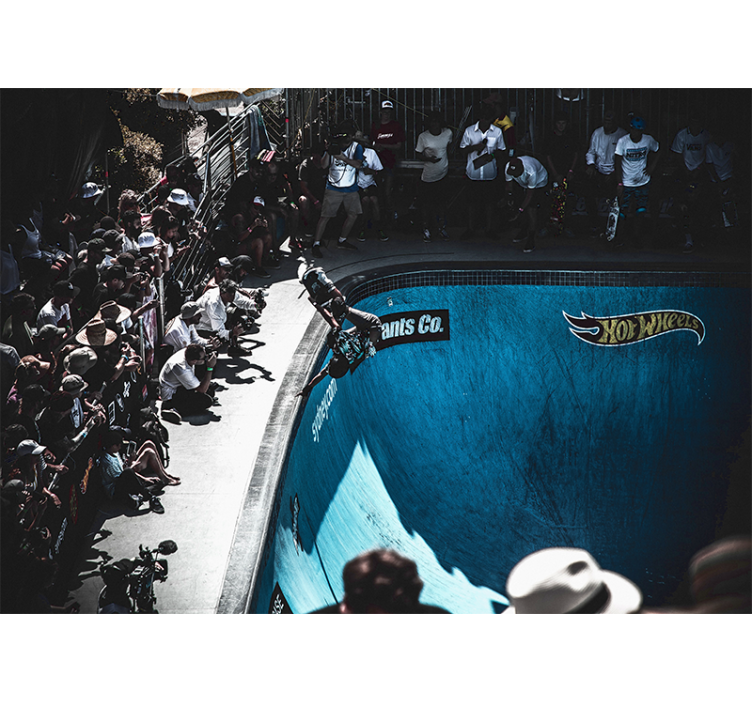 Skateboardåkare utför trick Fototapeter Fordon - Tenstickers