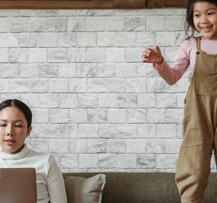 Fototapeter tegelstenar glad barn lekande - Tenstickers