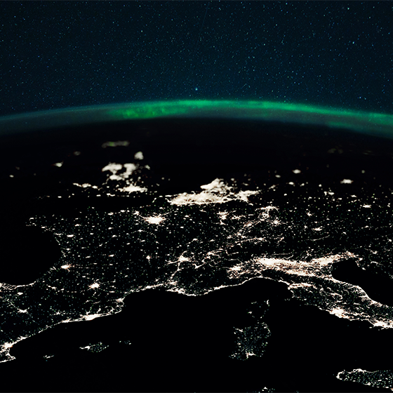 Världskarta poster flygvy nattbild - Tenstickers