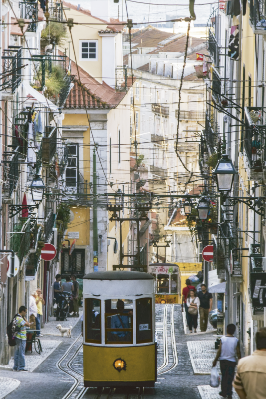 Affischer landskap fototapet spårvagn i lissabon - Tenstickers