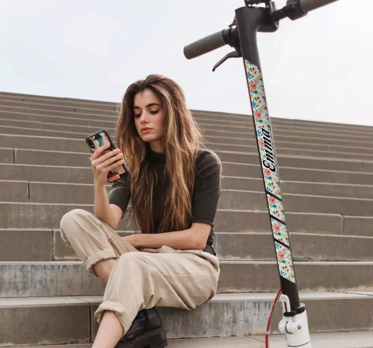 Patinete Blommor med namn klistermärke skoter - Tenstickers
