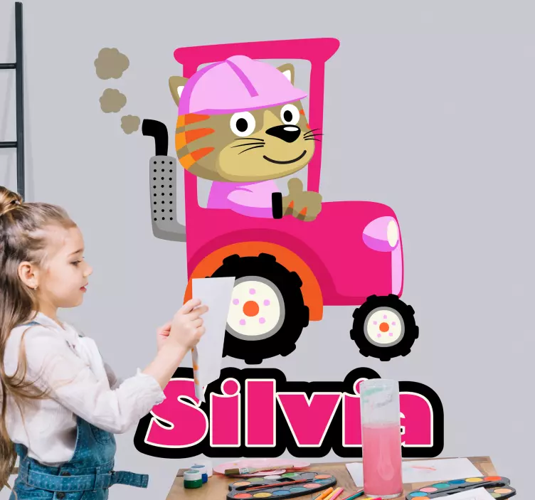 Rosa traktor med kattunge och namnklistermärke - Tenstickers
