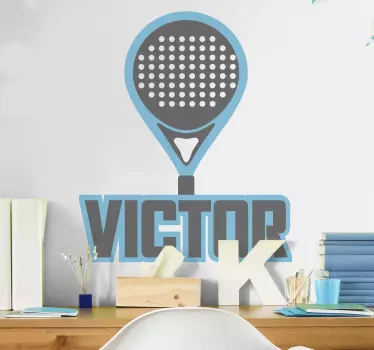 Blå padelracket med namnväggdekor - Tenstickers