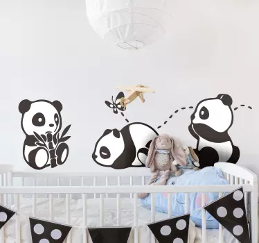 Panda som leker med vilda djurklistermärken för fjäril - Tenstickers