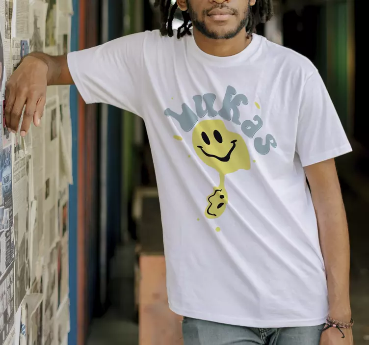 Glad gul smiley t-shirt med namn - Tenstickers