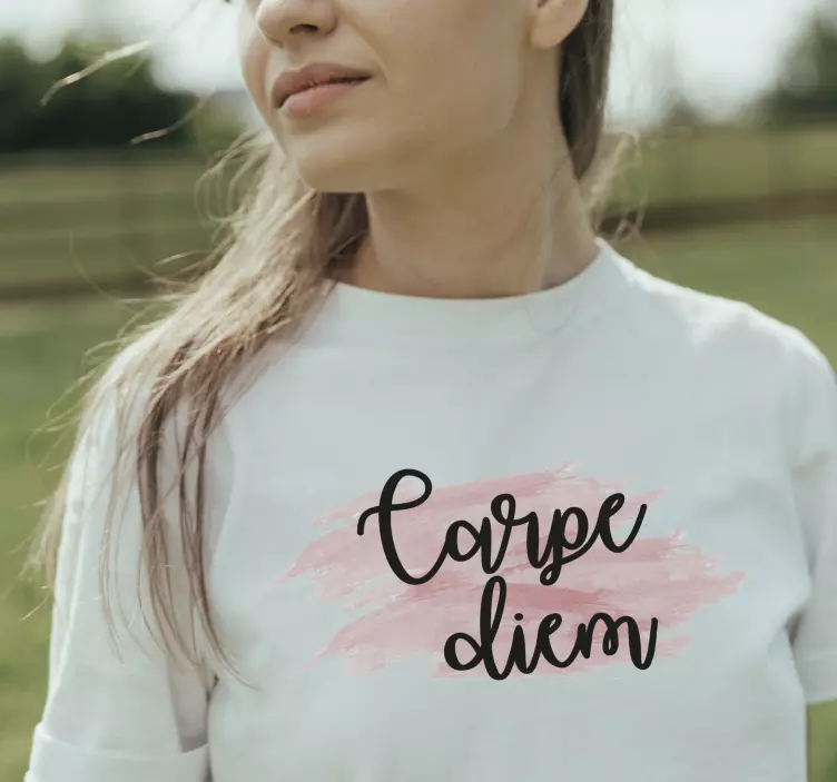 Carme diem med rosa aquarella t-shirt - Tenstickers