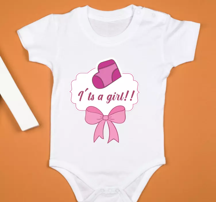 Flickaktig baby shower med namnet baby shirt - Tenstickers