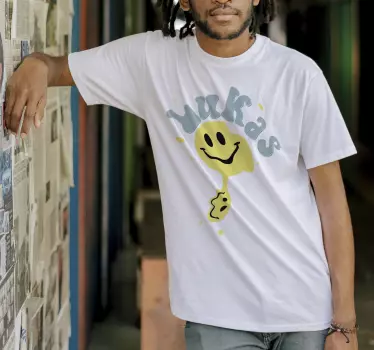 Glad gul smiley t-shirt med namn - Tenstickers