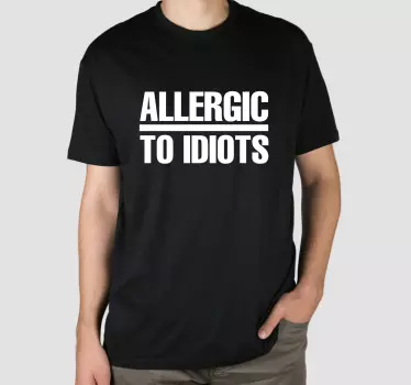Allergisk mot idioter rolig text t-shirt - Tenstickers
