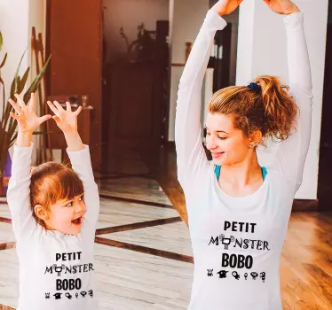 Bebis t-shirt lekfulla monsterfamiljen - Tenstickers