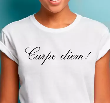 Carpe diem delikat tunn bokstäver t-shirt - Tenstickers