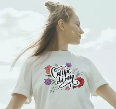 Carpe diem rosa t-shirt med blommönster - Tenstickers
