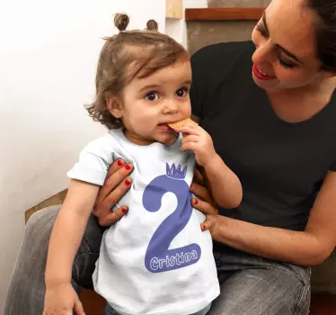 Födelsedag t-shirt med namn och lila nummer - Tenstickers