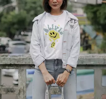 Glad gul smiley t-shirt med namn - Tenstickers
