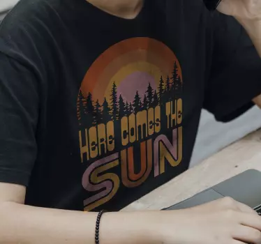 T-shirt här kommer solen - Tenstickers