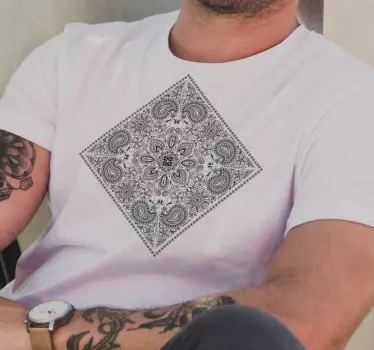 T-shirt med elegant paisleymönster - Tenstickers
