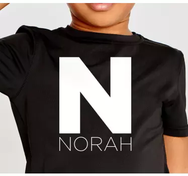 T-shirt med namn med fet initial och namn - Tenstickers