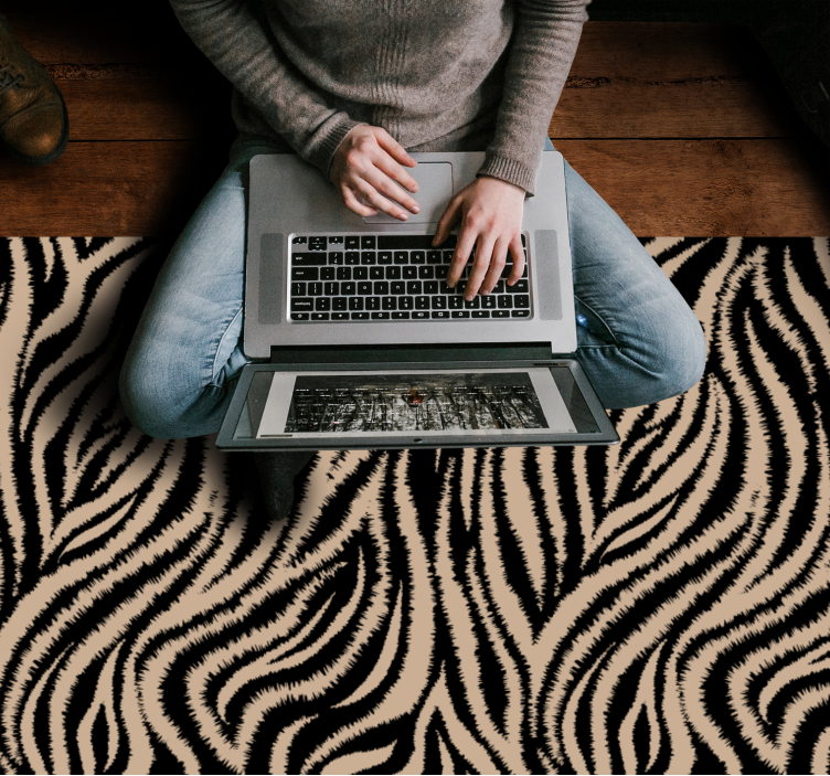 Oregelbunden svartbeige djurmatta med zebramönster - Tenstickers