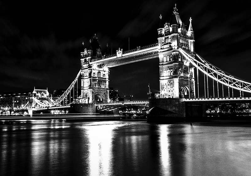 Vinylmatta svart london bridge natt - Tenstickers